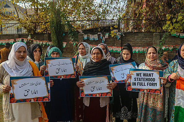 Firdous Nazir/Nur via Getty Images) : Protesters demand restoration of statehood and constitutional guarantees in Kashmir
