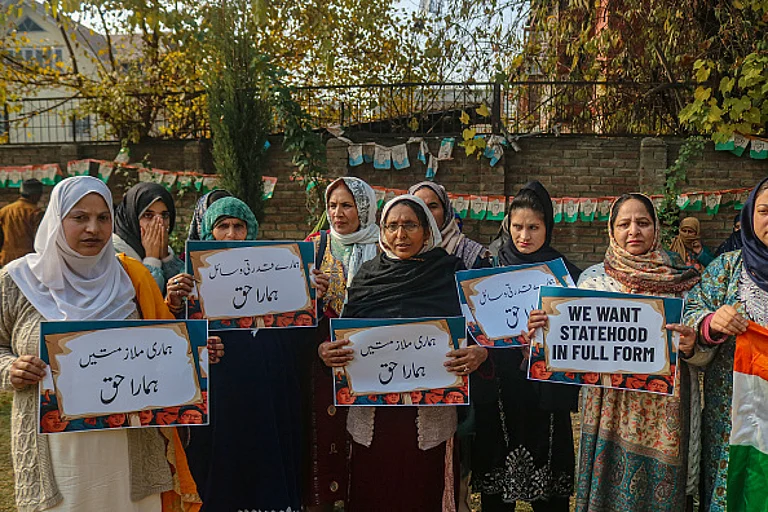 Protesters demand restoration of statehood and constitutional guarantees in Kashmir - Firdous Nazir/Nur via Getty Images)