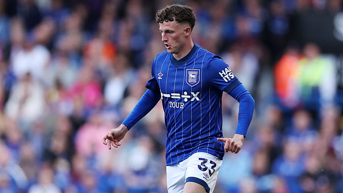 Nathan Broadhead joins Wrexham.