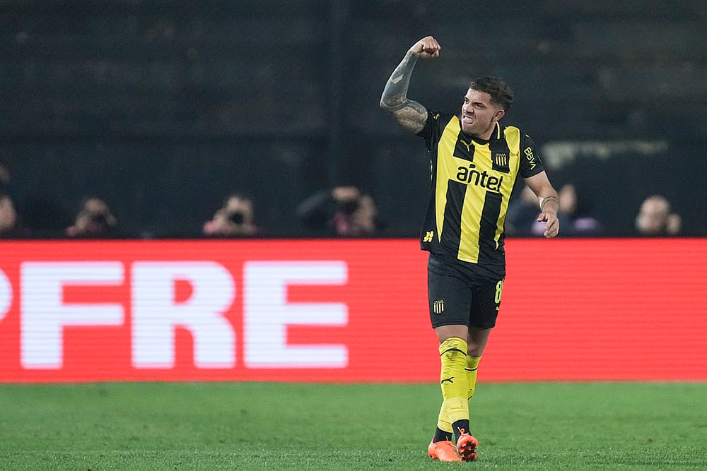 Copa Libertadores soccer Penarol FC vs Racing Club photos: 
