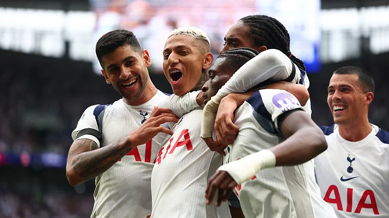 Tottenham celebrate Richarlison's second goal - null