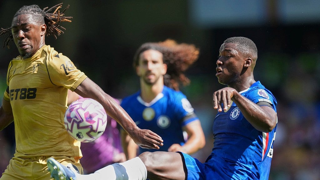 Photo: AP : Chelsea Vs Crystal Palace Live Score, English Premier League: Eberechi Eze, left and Moises Caicedo fight for the ball at Stamford Bridge.