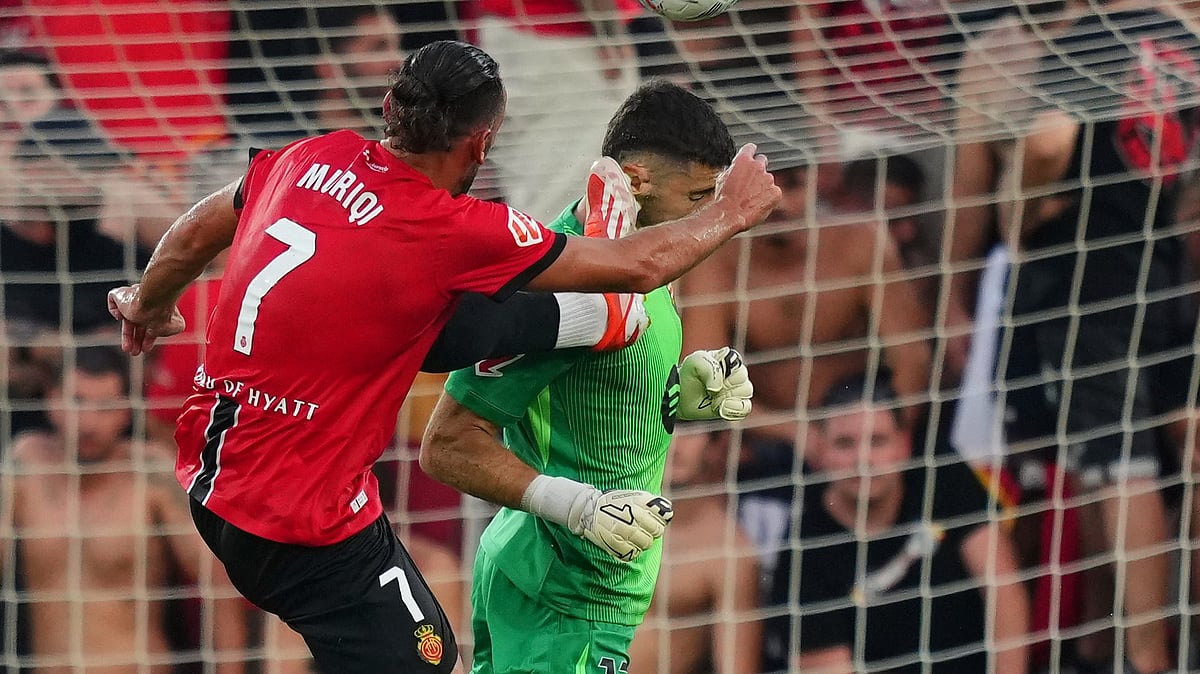 Mallorca's Vedat Muriqi hits Barcelona's goalkeeper Joan García, for which he was sent off, during the La Liga soccer match between Mallorca and Barcelona in Mallorca, Spain, Saturday, Aug. 16, 2025. - | Photo: AP/Joan Mateu Parra
