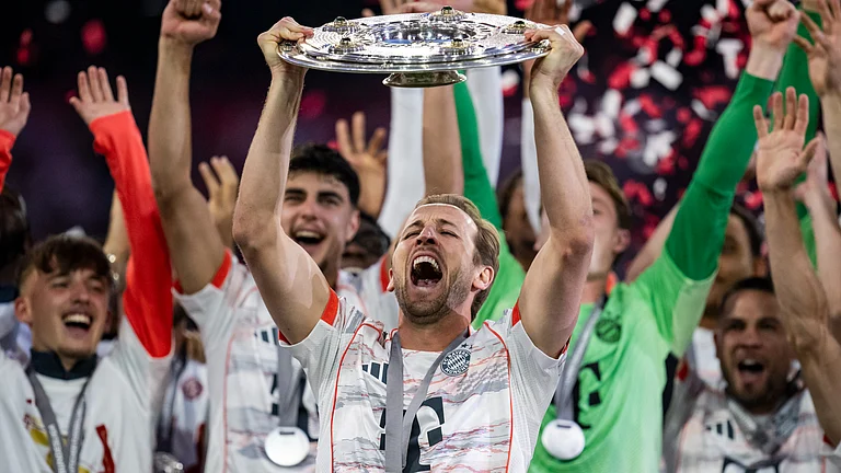 Harry Kane lifts the Bundesliga trophy - null