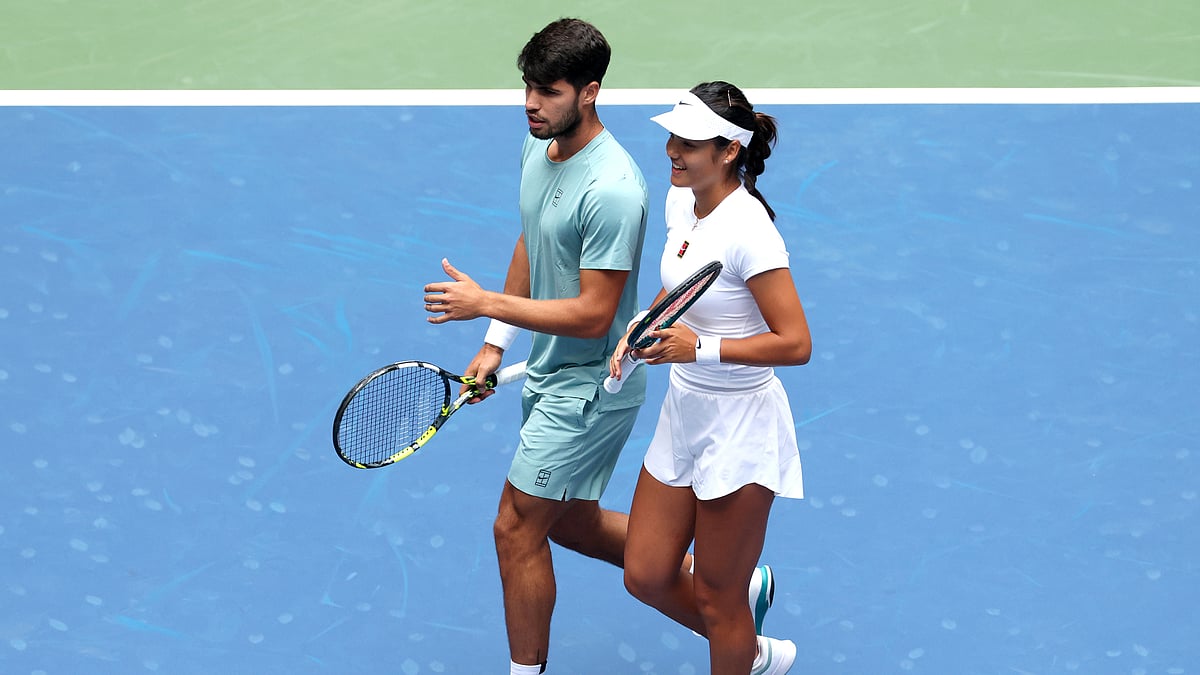 Carlos Alcaraz and Emma Raducanu were beaten in their first mixed doubles match at Flushing Meadows