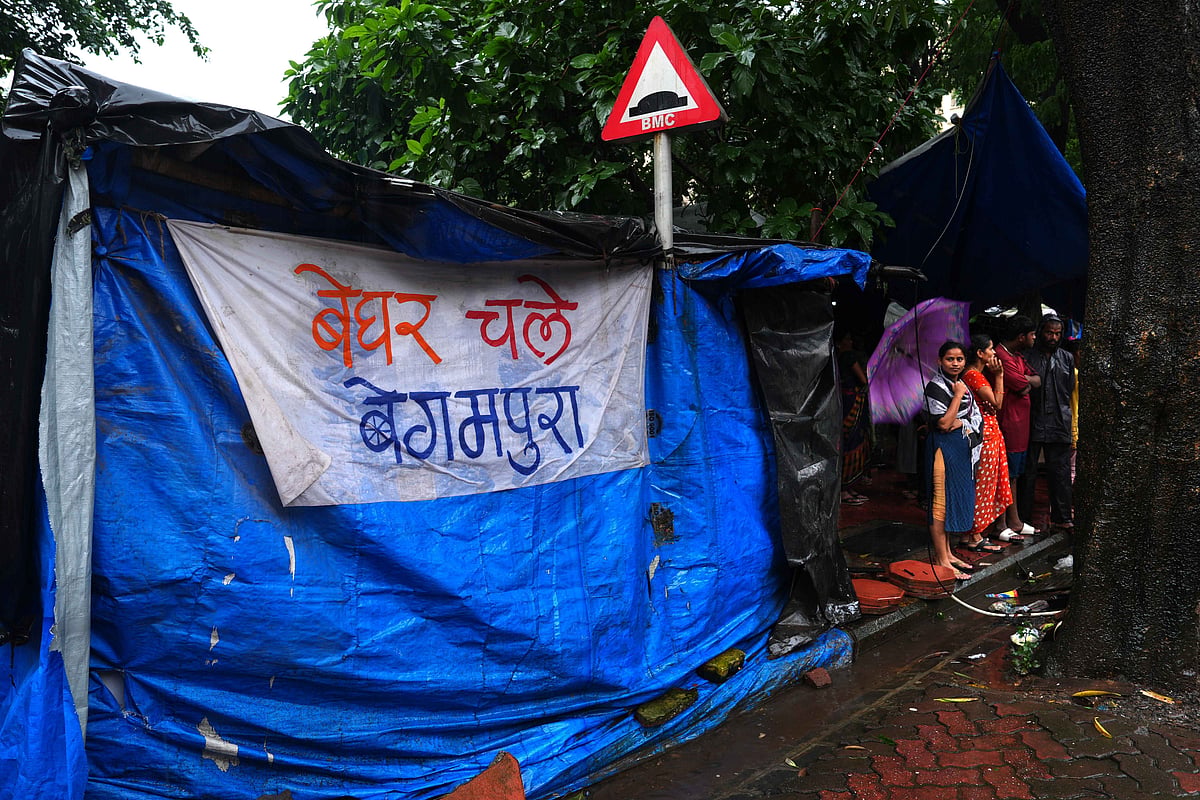Dinesh Parab/Outlook : Since August 18, everyone who stays on the footpath of Hiranandani Colony near Jai Bhim Nagar has been under the anxiety of losing their housing. 