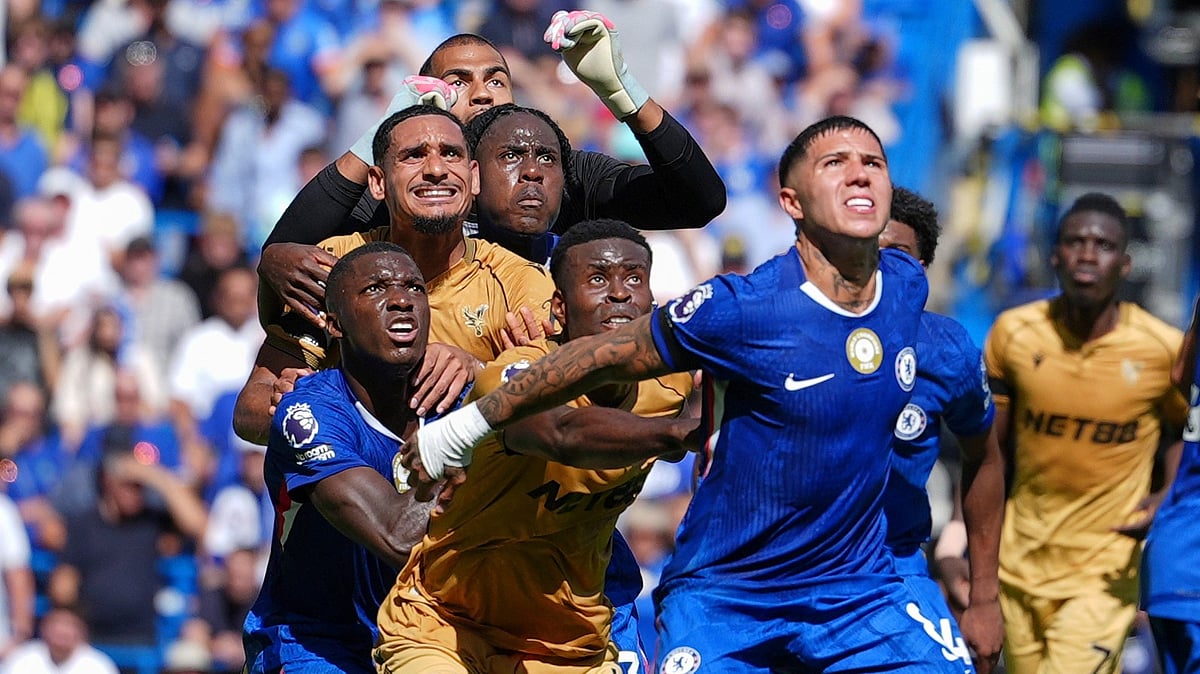 | Photo: AP/Dave Shopland : West Ham vs Chelsea, English Premier League 2025-26: Players jostle for position as they wait for a cross during the English Premier League soccer match between Chelsea and Crystal Palace in London, Sunday, Aug. 17, 2025.