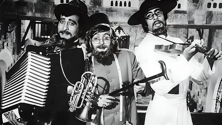 Movie still: Amar Akbar Anthony - IMDB