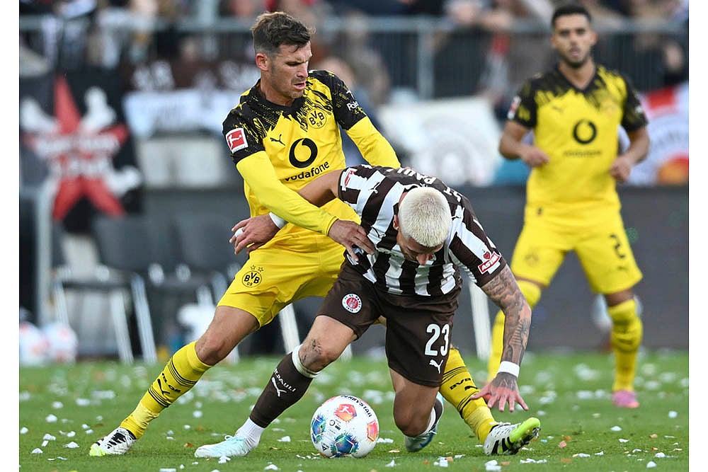 Bundesliga 2025-26 St. Pauli vs Borussia Dortmund soccer match_Louis Oppie
