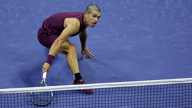 Carlos Alcaraz, of Spain, returns a shot to Reilly Opelka, of the United States, during the first round of the U.S. Open tennis championships, Monday, Aug. 25, 2025, in New York. - | Photo: AP/Adam Hunger