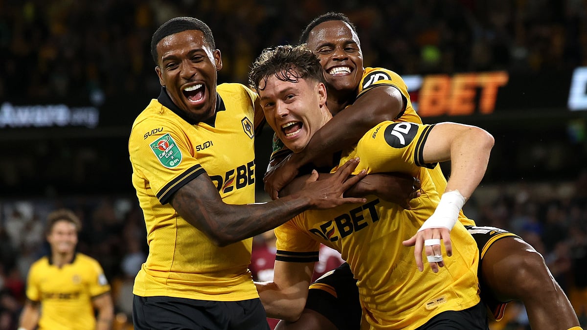 Wolves celebrate Jorgen Strand Larsen's late winner - null