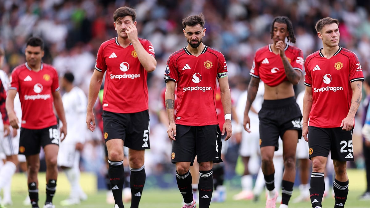 Manchester United players walk off the pitch against Fulham. - null