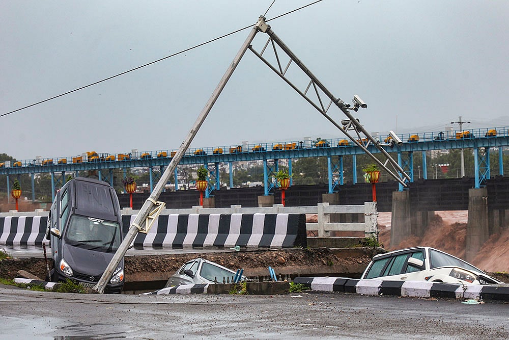 Jammu & Kashmir weather, Landslide and floods after rains_Tawi Bridge damaged