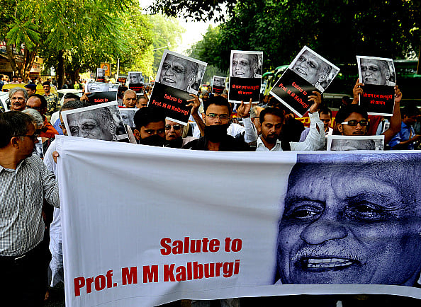 Getty Images : Writers and cultural activists march silently from Shree Ram Centre to Sahitya Akademi, urging a stand against rising intolerance and condemning the killing of MM Kalburgi and others. (October 23 2015, New Delhi)