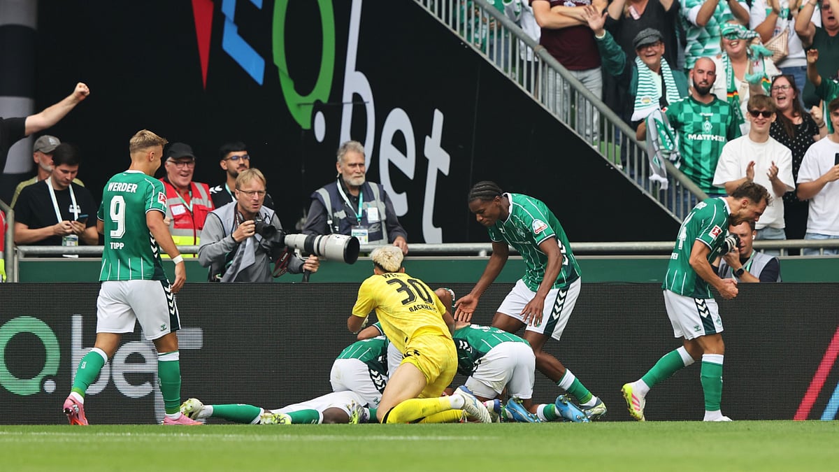 Werder Bremen celebrate a late equaliser against Bayer Leverkusen - null