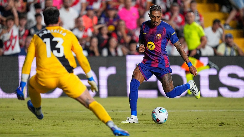 AP/Manu Fernandez : Barcelona's Raphinha misses a chance during the Spanish La Liga soccer match between Rayo Vallecano and FC Barcelona at the Vallecas stadium in Madrid, Spain.