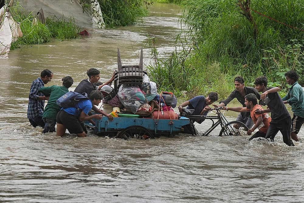 India monsoon season - Yamunas Water level crosses danger mark in Delhi_Loha Pul, Old Iron Bridge