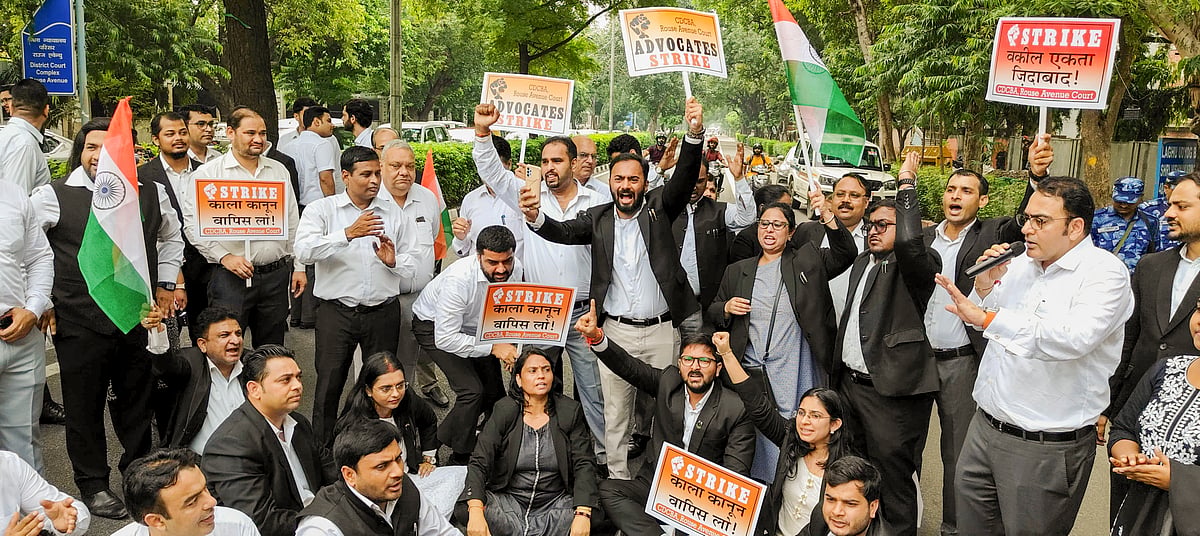 - : New Delhi: Lawyers stage a protest against an order issued by Delhi Lt Governor V.K. Saxena, allowing police to virtually present evidence in courts from police stations, at Rouse Avenue District Court Complex, in New Delhi, Thursday, Aug. 28, 2025. 