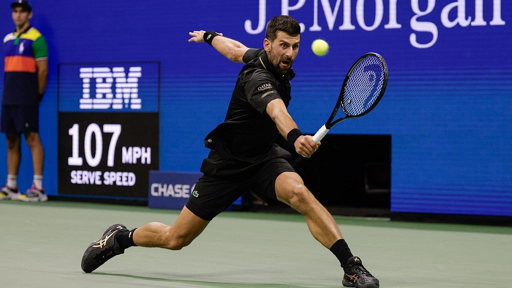 AP Photo/Adam Hunger : Novak Djokovic, of Serbia, returns a shot to Jan-Lennard Struff, of Germany, during the fourth round of the US Open tennis championships, Sunday, Aug. 31, 2025, in New York.