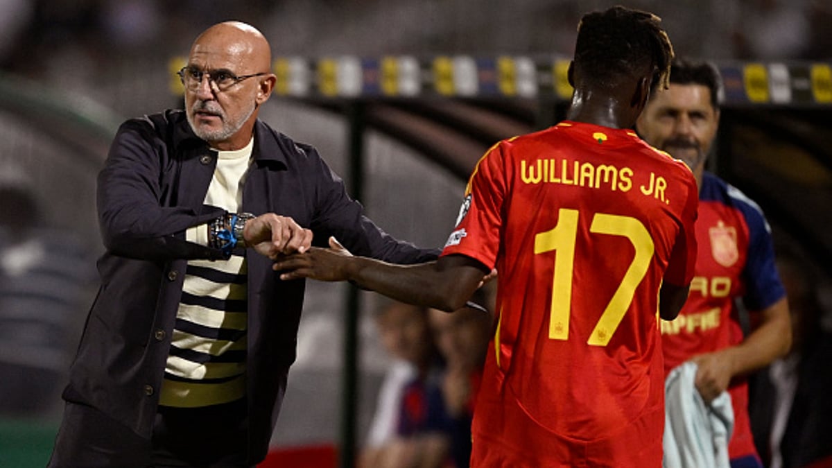 Spain's Luis de la Fuente and Nico Williams against Bulgaria. - null