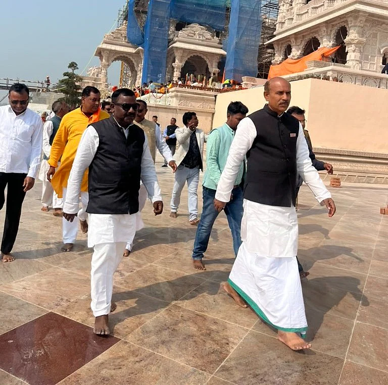Congress leader K N Tripathi abuses bodyguards
K N Tripathi assault bodyguards