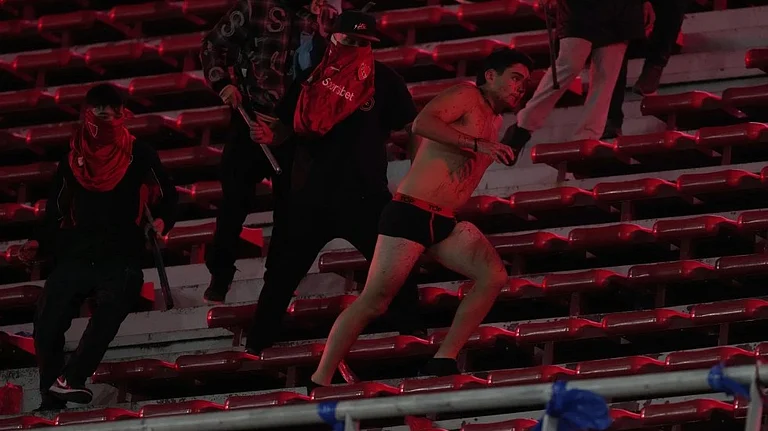 Fans of Argentina’s Independiente attack a Universidad de Chile fan, right, after they stripped him of his clothing during a Copa Sudamericana round of sixteen second leg soccer match at the Libertadores de America stadium in Avellaneda, Argentina, Wednesday, Aug. 20, 2025. - | Photo: AP/Gustavo Garello