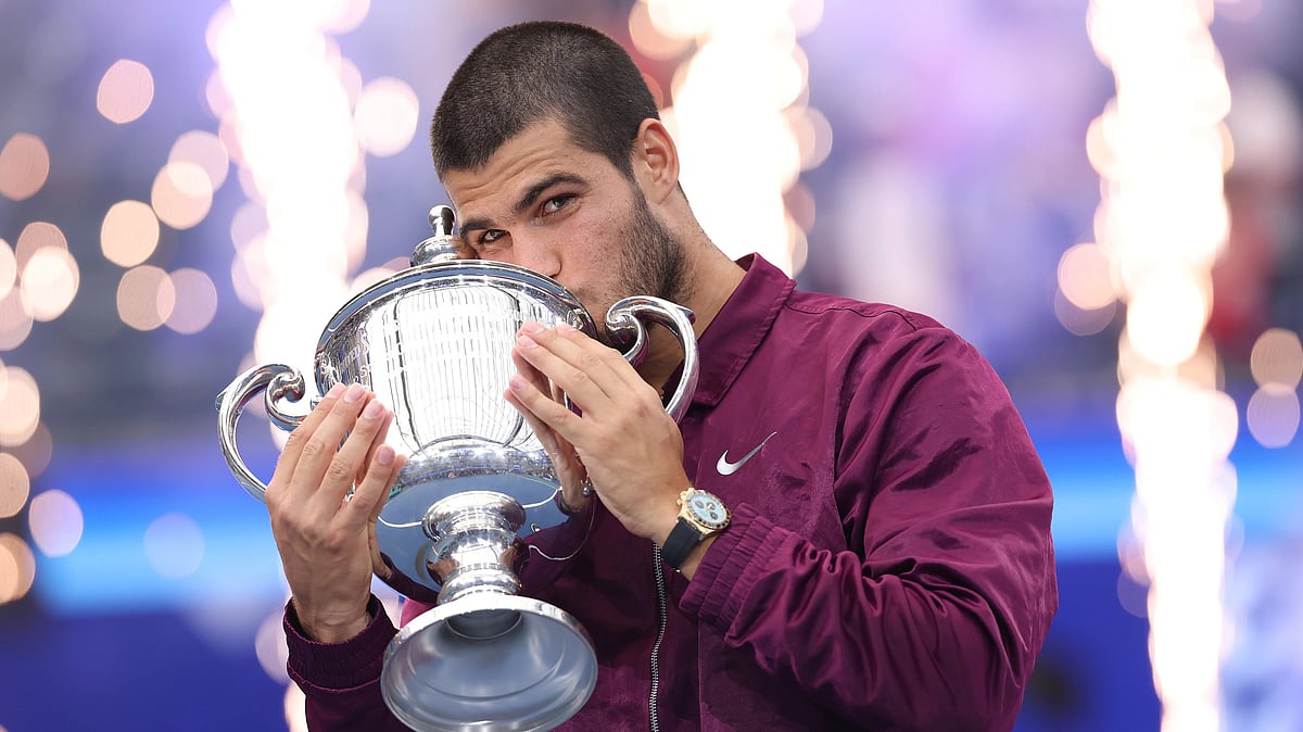 Carlos Alcaraz kisses the US Open trophy - null