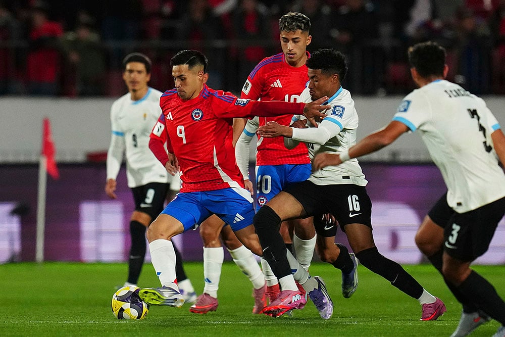 | Photo: AP/Esteban Felix : FIFA World Cup CONMEBOL Qualifiers: Chile Vs Uruguay