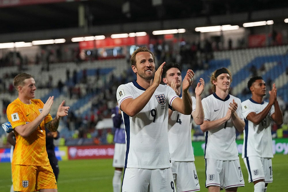 | Photo: AP/Darko Vojinovic : World Cup Qualifier Soccer Match: Serbia vs England