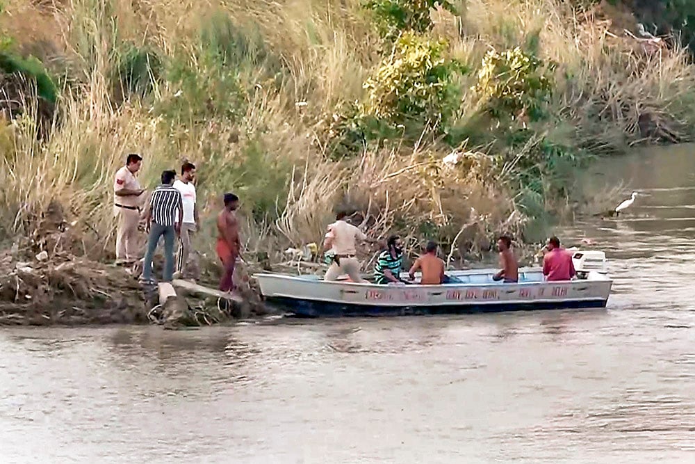 Woman jumps off Delhis Signature Bridge into Yamuna