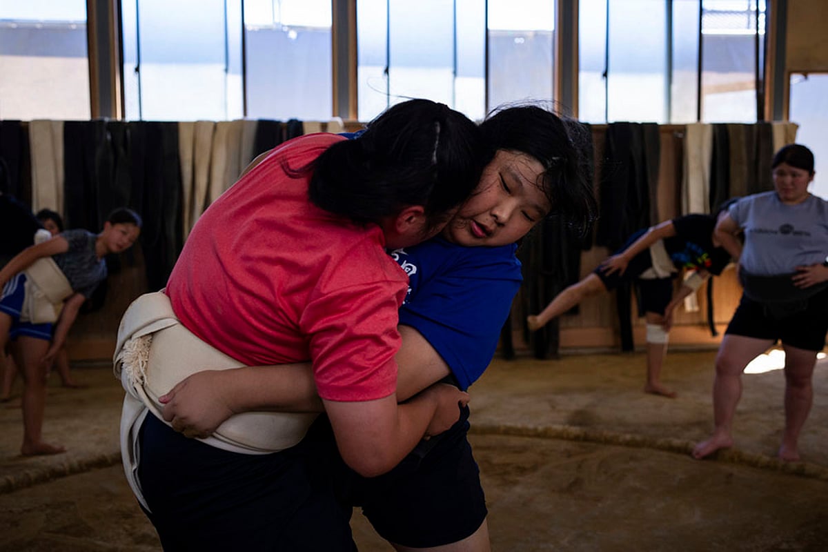 Japan Women's Sumo Photo Gallery_sumo camp in Tottori Johoku High School in Tottori_1