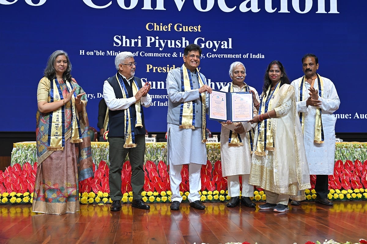 Piyush Goyal awarding degree to a student