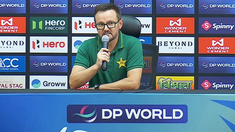 X : PAK coach Mike Hesson during a press-conference.