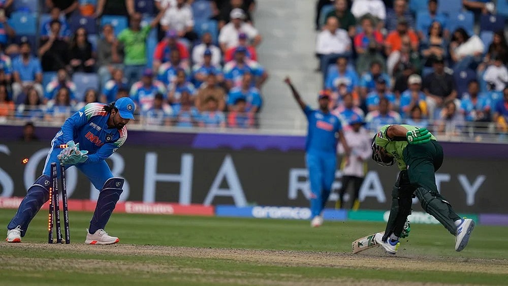 | Photo: AP/Altaf Qadri : India's wicketkeeper KL Rahul run-out of Pakistan's Haris Rauf