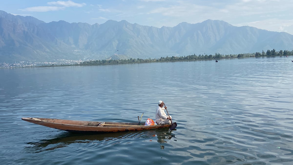 Luv Puri : A view of the Dal Lake