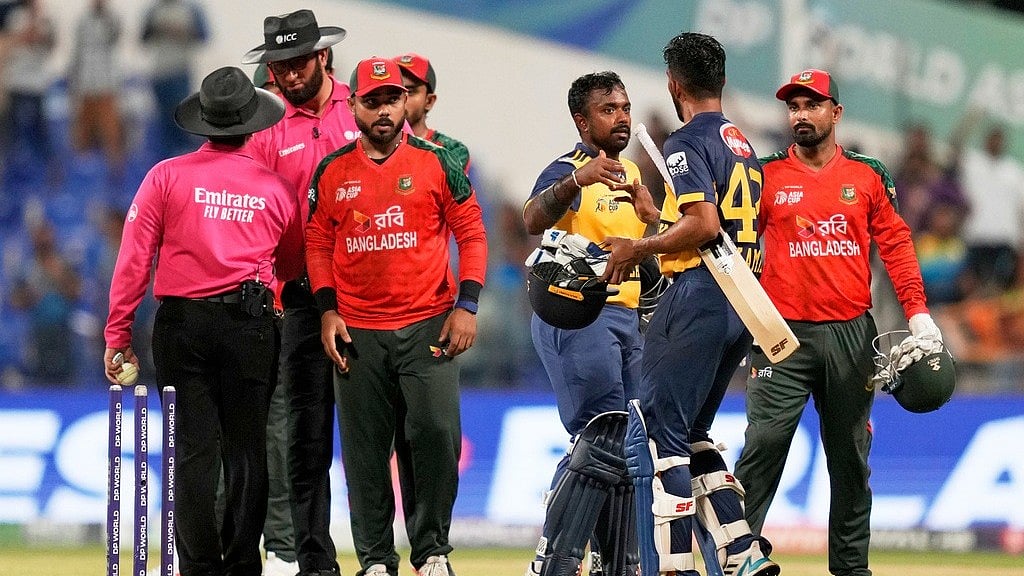 (AP Photo/Altaf Qadri)
 : Sri Lanka's captain Charith Asalanka, third right, and teammate Kamil Mishara celebrate after winning the Asia Cup cricket match against Bangladesh at Zayed Cricket Stadium in Abu Dhabi, United Arab Emirates, Saturday, Sept. 13, 2025.