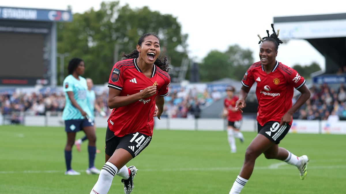 Riviere scoring for Manchester United