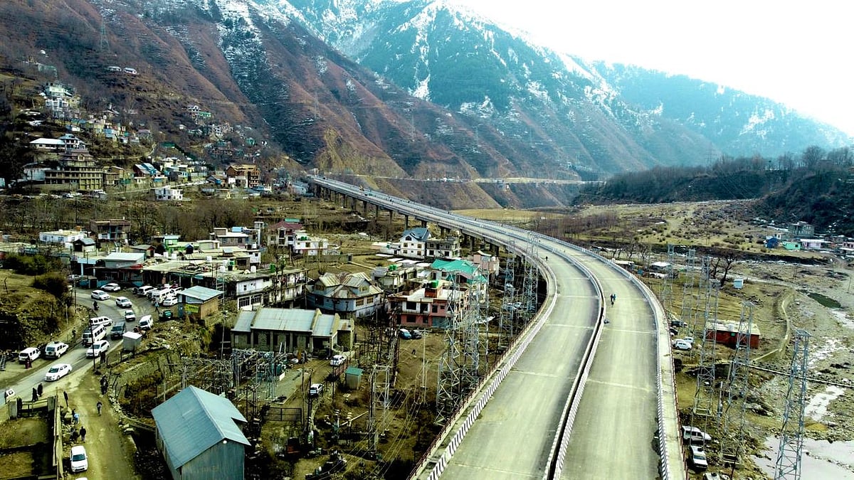  X/ @nitin_gadkari : Tral is not the only area where local residents are dismayed, legislators have been pitted against bureaucrats as people's concerns over the slow pace of developmental works have grown.   