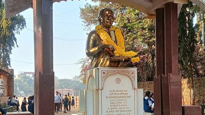 Statue of Meenatai Thackeray