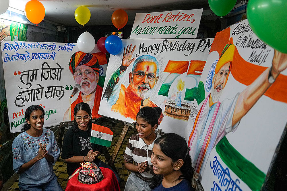 Art students celebrate PM Modis birthday
