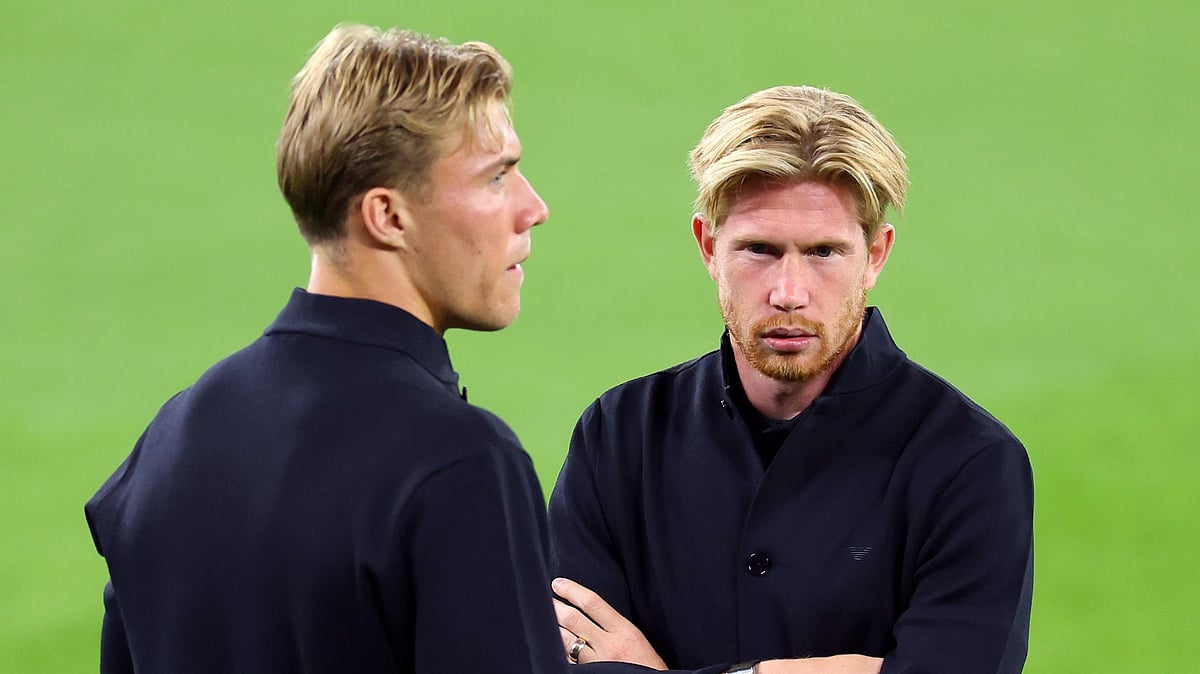 X/City_Xtra : Kevin De Bruyne (Right) with Rasmus Hojlund ahead of Man City vs Napoli.