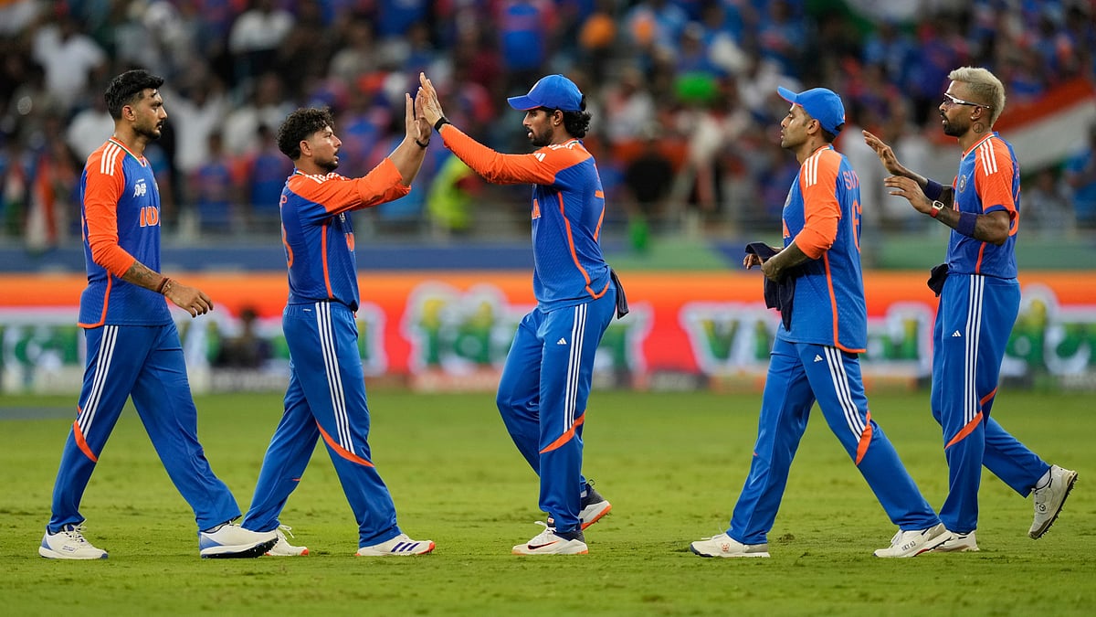 | Photo: AP/Altaf Qadri : India's Kuldeep Yadav, second left, and teammates celebrate the dismissal of Pakistan's Sahibzada Farhan during the Asia Cup cricket match between India and Pakistan at Dubai International Cricket Stadium in Dubai, United Arab Emirates, Sunday, Sept. 14, 2025. 