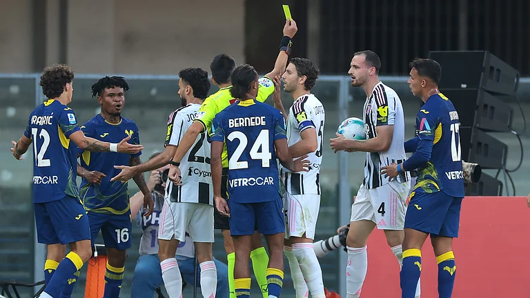 Juventus players contest a referee decision. - null