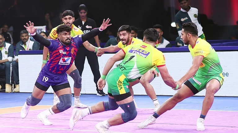Action from the Patna Pirates vs Dabang Delhi, Pro Kabaddi League 2025 match in Jaipur. - Pro Kabaddi