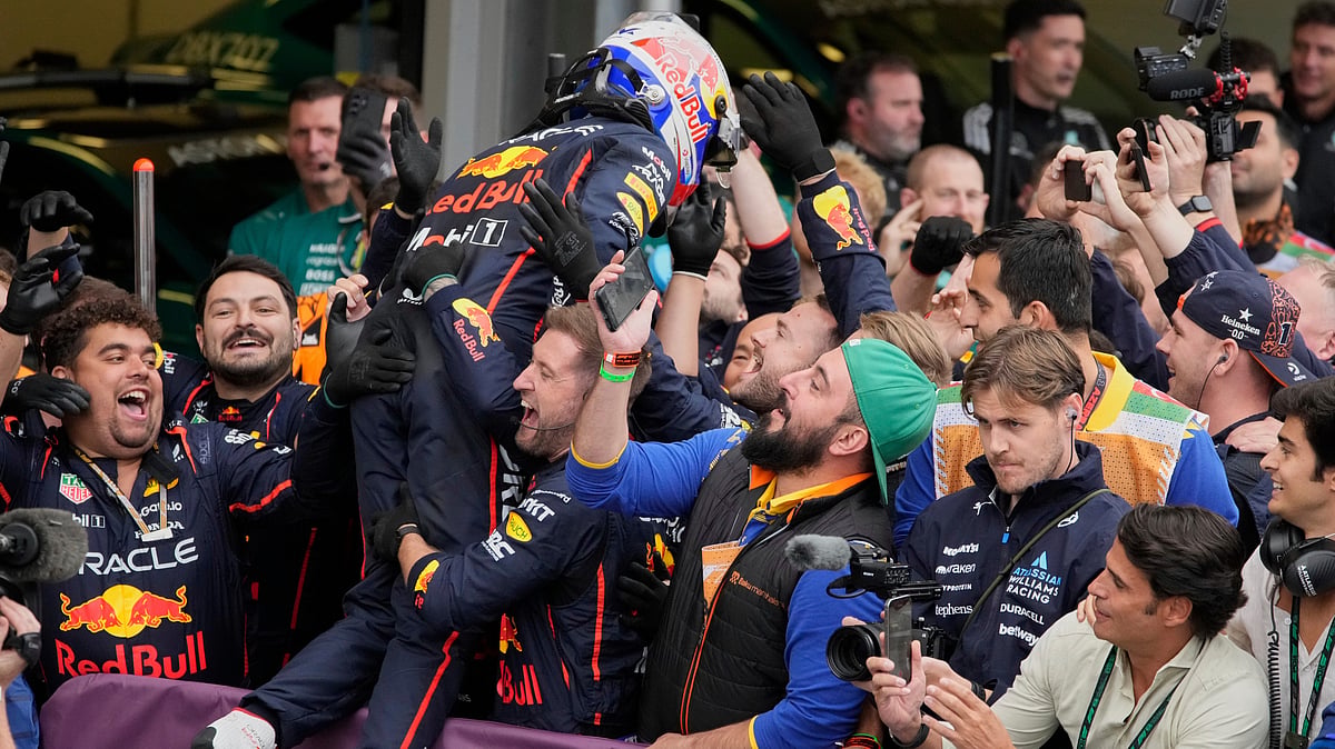 (AP Photo/Darko Bandic) : Red Bull driver Max Verstappen of the Netherlands celebrtaes with his team after winning the Azerbaijan Formula One Grand Prix in Baku, Azerbaijan, Sunday, Sept. 21, 2025. 