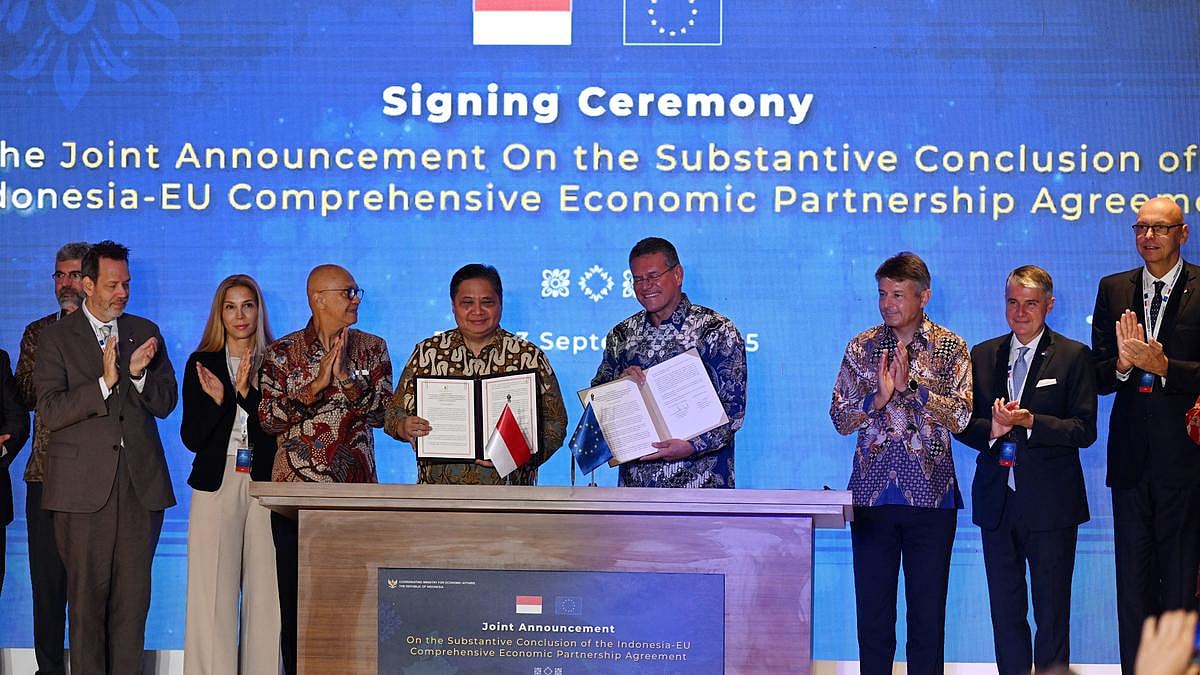 AFP : Indonesia’s Coordinating Minister for Economic Affairs Airlangga Hartarto (centre-L) and EU Commissioner for Trade and Economic Security, Interinstitutional relations and Transparency Maros Sefcovic (centre-R) hold their signed joint announcements on the Substantial Conclusion of the Indonesia-EU Comprehensive Economic Partnership Agreement in Nusa Dua, on Indonesia resort island of Bali on September 23, 2025. 
