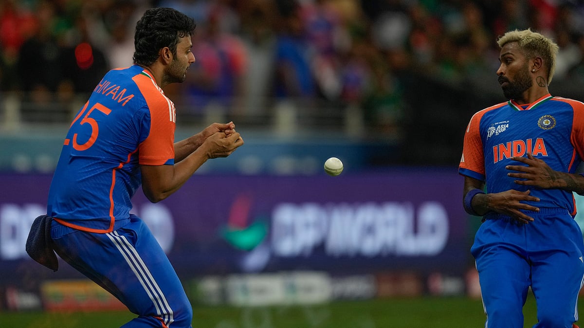 | Photo: AP/Altaf Qadri : India's Shivam Dube, left, drops the catch of Bangladesh's Saif Hassan during the Asia Cup cricket match between India and Bangladesh at Dubai International Cricket Stadium in Dubai, United Arab Emirates, Wednesday, Sept. 24, 2025.