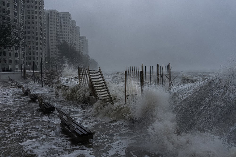 | Photo: AP/Chan Long Hei : Asia Super Typhoon Ragasa