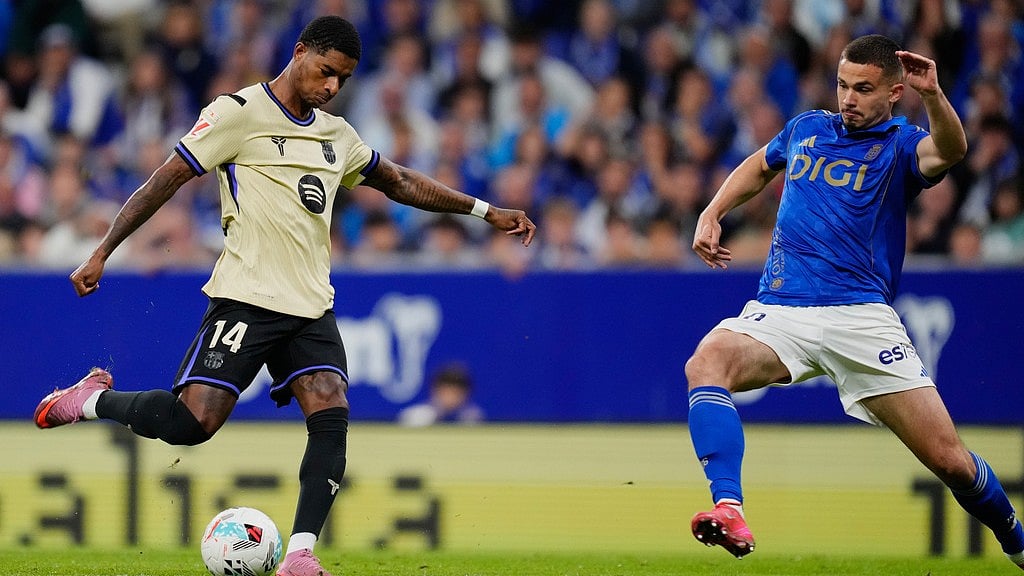 AP/Jose Breton : Barcelona's Marc.us Rashford kicks the ball during a Spanish La Liga soccer match at the Carlos Tartiere stadium in Oviedo, Spain, Thursday, Sept. 25, 2025.
