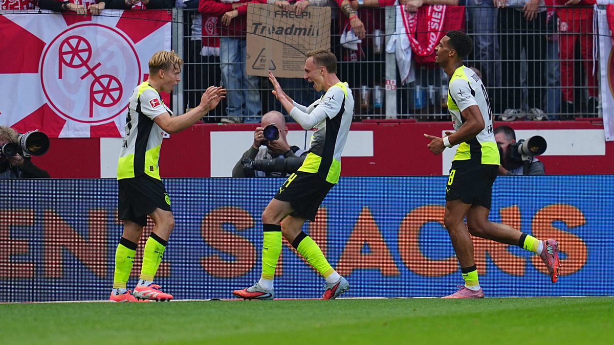 Daniel Svensson celebrates his goal for Borussia Dortmund against Mainz in Bundesliga 2025-26.